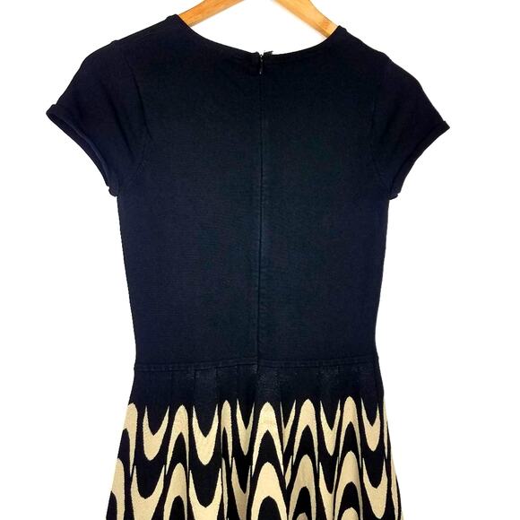 Parker | Short Sleeve Pleated Dress Black Tan - Picture 3 of 9